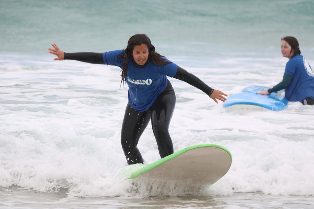 5 razones por las que surfear nos hace crecer como personas 